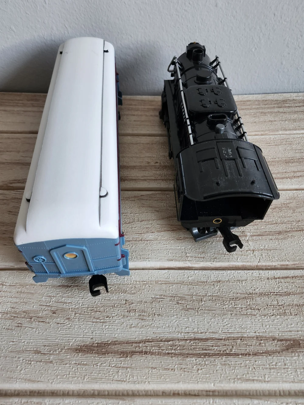 Lionel Polar Express G Gauge Replacement Train Engine & Passenger Car